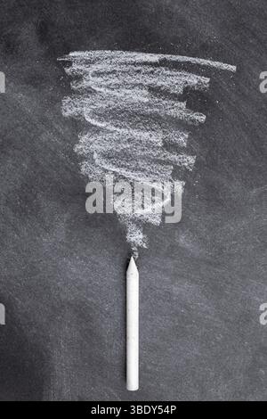 Weißer Pastellkreide mit Flecken auf schwarzem Papier Stockfoto