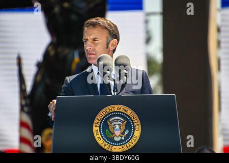 Emmanuel Macron spricht am 6. Juni 2024 auf dem amerikanischen Friedhof in der Normandie vor dem Publikum – Foto von Sgt David Resnick Stockfoto