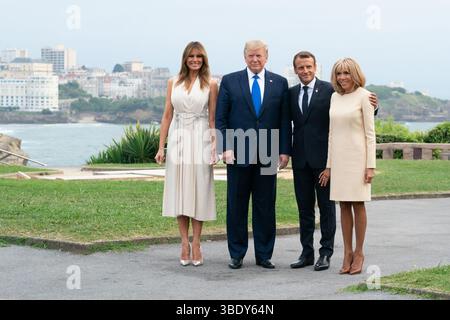 Präsident Donald J. Trump und First Lady Melania Trump kommen zum Arbeitsessen der G7-Staats- und Regierungschefs und werden vom französischen Präsidenten Emmanuel Macron und seiner Frau Brigitte Macron begrüßt. Samstag, 24. August 2019 - Foto des Weißen Hauses Stockfoto
