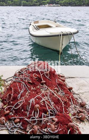 Fischernetze mit Seilen und Schwimmern, die vor einem Boot liegen, Cavtat, Kroatien, Europa Stockfoto