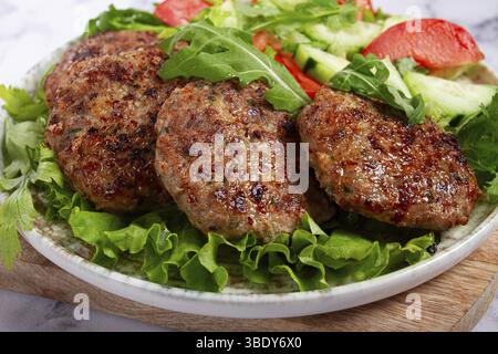 Gebratene Schnitzel, gemischtes Hackfleisch, mit Gemüsesalat, hausgemacht, Blick von oben, keine Personen Stockfoto