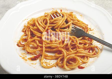 Ein Teller mit übrig gebliebenen Spaghetti Bolognese, keine Leute Stockfoto