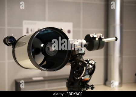 Starkes, modernes Teleskop zur Wissenschaftsausstellung im Schlesischen Wissenschaftspark Planateriaum Stockfoto