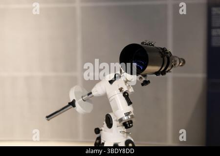 Starkes, modernes Teleskop in der Planetariumausstellung Stockfoto