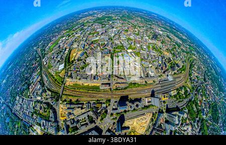 Luftbild, City Essen Mitte mit Hauptbahnhof Hbf und Limbecker Platz, unten Campus Essen, Baustelle Abriss Ypsilon-Haus der RWE Zentrale Essen an der Huyssenallee, Planer Neubau für Bürocampus, EON Hochhaus und Postbank Hochhaus und DB Schenker, Erdkugel, Fisheye Aufnahme, Fischaugen Aufnahme, 360 Grad Aufnahme, winzige Welt, kleiner Planet, Fischaugenbild, Stadtkern, Essen, Ruhrgebiet, Nordrhein-Westfalen, Deutschland ACHTUNGxMINDESTHONORARx60xEURO *** Luftansicht, Stadt Essen Zentrum mit Hauptbahnhof Hbf und Limbecker Platz, unterhalb Campus Essen, Baustellenabbruch Stockfoto