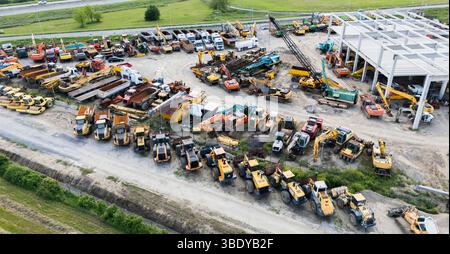 Vertriebszentrum für gebrauchte Baumaschinen. Luftaufnahme. Stockfoto