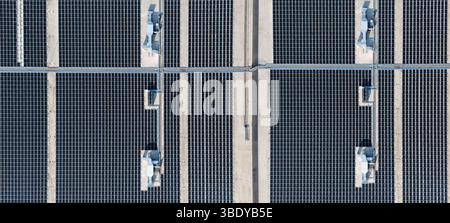 Solarpaneele auf einem Dach eines Industriebaus. Luftaufnahme. Stockfoto