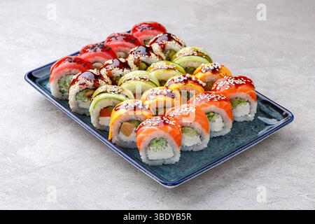 Sushi-Platte im Regenbogenstil mit Cream Cheese Stockfoto