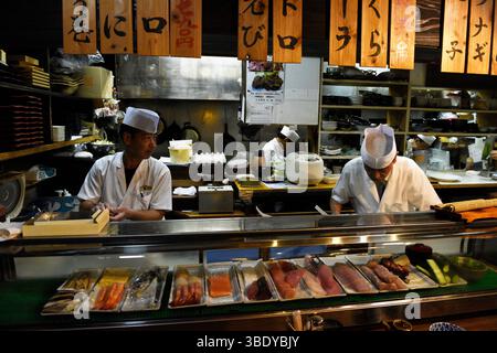 In der Küche kocht das japanische Sushi-Restaurant, Ishigaki Island, Okinawa Präfektur, Japan, Asien. Stockfoto