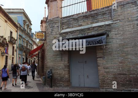 Guanajuato City, Mexiko - 30. Mai 2016: Fußgänger schlendern vorbei am Juweliergeschäft „JUVENIA“ und einem Kodak-Schild in einer schmalen Straße in Guanajuato City. Stockfoto