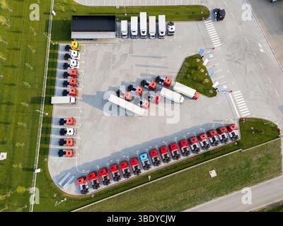 Abstellen von Neu- und Gebrauchtfahrzeugen in der Nähe des Vertriebs- und Servicezentrums. Luftaufnahme... Stockfoto