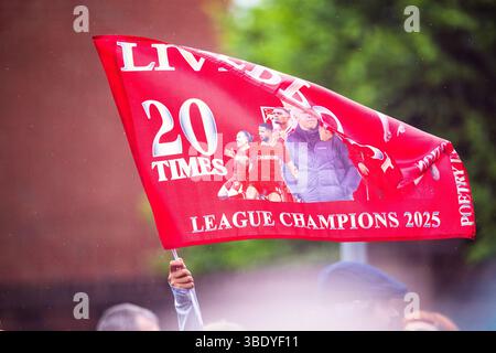 Die Flagge der Gewinner der Premier League fliegt über den Köpfen der Fans, die die Parade der Champions der Liverpool Premier League in der Nähe von Anfield, Liverpool, sehen Stockfoto