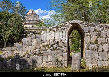 Chichen Itza, Mexiko - 25. Februar 2019: Ruinen einer alten Maya-Struktur, die die Architektur und Geschichte der Zivilisation zeigt. Stockfoto