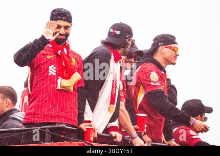 Mo Salah winkte den Fans während der Liverpool Premier League Champions Parade, die am 26. Mai 2025 in der Nähe von Anfield, Liverpool, gezeigt wurde. Stockfoto