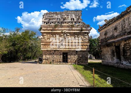 Chichen Itza, Mexiko - 25. Februar 2019: Ein Blick auf die alten Maya-Ruinen, die die komplizierte Architektur und historische Bedeutung des zeigen Stockfoto