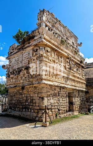 Chichen Itza, Mexiko - 25. Februar 2019: Ein Blick auf das alte Maya-Gebäude mit seinen komplizierten Schnitzereien und seinem architektonischen Design. Stockfoto