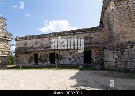 Chichen Itza, Mexiko - 25. Februar 2019: Ein Blick auf die alten Maya-Ruinen, die die Architektur und Geschichte der Stätte zeigen. Stockfoto