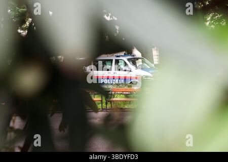 Wien, Österreich. Mai 2025. ÖSTERREICH; WIEN; 20250526; Ein Polizeifahrzeug durch grüne Bäume in einem Park in Wien am 26. Mai 2025 gesehen. - 20250526 PD8985 Credit: APA-PictureDesk/Alamy Live News Stockfoto