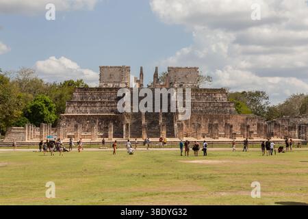 Chichen Itza, Mexiko - 25. Februar 2019: Touristen erkunden die Plattform der Venus, eine Maya-Struktur, die für zeremonielle Zwecke genutzt wird, im Chichen Itza Stockfoto