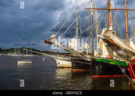 Segelschiffe Im Warnow Während Der Hanse Sail In Rostock. Stockfoto
