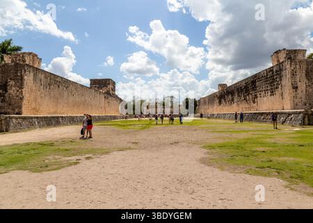 Chichen Itza, Mexiko - 25. Februar 2019: Touristen erkunden den Great Ball Court, den größten und am besten erhaltenen Platz seiner Art im antiken Mesoamerika. Stockfoto