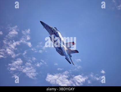 Ein EA-18G Growler Jet der US Navy flog über mich, während ich vor der Küste Floridas segelte. Die EA-18G ist eine Variante des F/A-18-Jets. Stockfoto