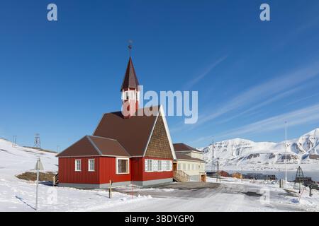 1958 rote hölzerne Evangelisch-lutherische Svalbard-Kirche in Longyearbyen im Winter, Spitzbergen, Norwegen Stockfoto