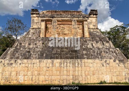 Chichen Itza, Mexiko - 25. Februar 2019: Die Plattform der Venus, eine Maya-Struktur, diente als Bühne für Rituale und Aufführungen. Stockfoto