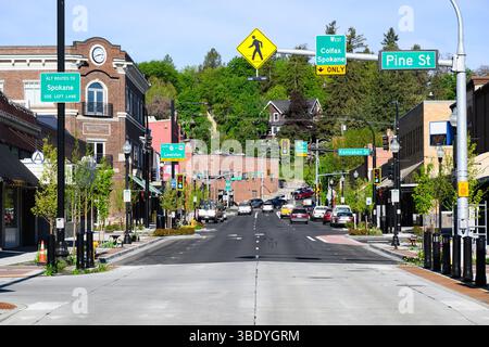 Pullman, WA, USA - 8. Mai 2025; Blick auf die Stadt entlang der Main Street in Pullman mit Verkehrsschildern und Wegbeschreibungen Stockfoto