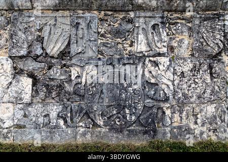 Chichen Itza, Mexiko - 25. Februar 2019: Gemeißelte Steinmauer mit Maya-Hieroglyphen, die ihre fortgeschrittenen Schreib- und Kunstfertigkeiten zeigen. Stockfoto