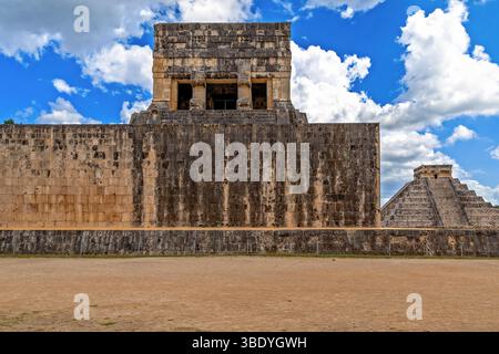 Chichen Itza, Mexiko - 25. Februar 2019: Der Tempel der Krieger und El Castillo stehen als Zeugnis der architektonischen Meisterwerke der Maya-Zivilisation Stockfoto