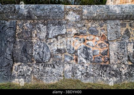 Chichen Itza, Mexiko - 25. Februar 2019: Alte Maya-Schnitzereien zieren eine Steinmauer und zeigen ihre reiche Geschichte und künstlerische Fähigkeiten. Stockfoto