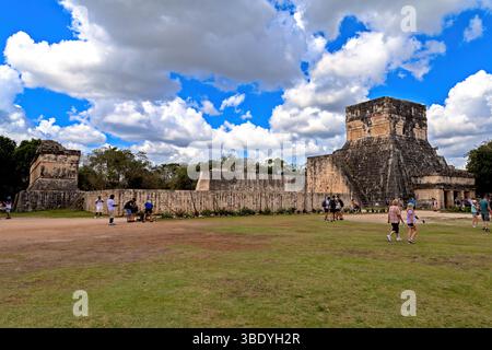 Chichen Itza, Mexiko - 25. Februar 2019: Touristen erkunden die alten Maya-Ruinen, bewundern die Architektur und erfahren mehr über ihre Geschichte. Stockfoto