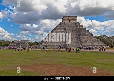 Chichen Itza, Mexiko - 25. Februar 2019: Touristen treffen sich, um die berühmte El Castillo Pyramide zu sehen, ein Zeugnis für die architektonischen Fähigkeiten der Maya. Stockfoto