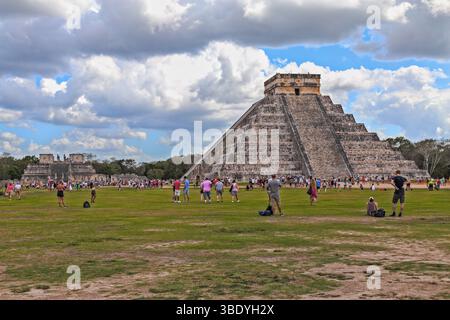 Chichen Itza, Mexiko - 25. Februar 2019: Touristen besuchen die alte Maya-Stadt und erkunden die berühmte El Castillo-Pyramide und andere Ruinen. Stockfoto