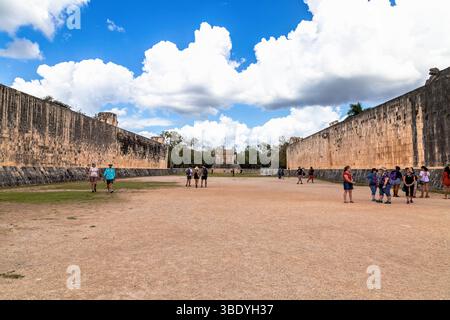 Chichen Itza, Mexiko - 25. Februar 2019: Touristen erkunden den alten Maya-Ballplatz, bewundern seine Architektur und erfahren mehr über seine Geschichte. Stockfoto