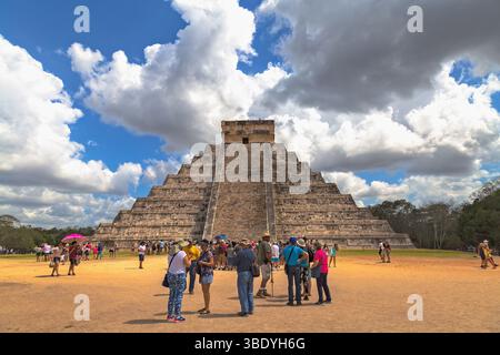 Chichen Itza, Mexiko - 25. Februar 2019: Touristen versammeln sich, um die ikonische El Castillo-Pyramide zu sehen und zu fotografieren, ein Zeugnis für die architektonische Architektur der Maya Stockfoto