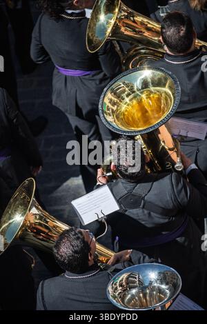 Aus der Vogelperspektive sehen Musiker, die während der Karwoche in Sevilla Tubas spielen und lebendige kulturelle Traditionen hervorheben. Stockfoto