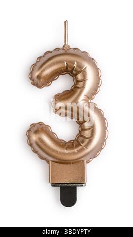 Goldene Kuchenkerze in Form von Nummer drei isoliert auf weißem Hintergrund, Schnittpfad inbegriffen. Stockfoto