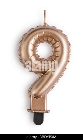 Goldene Kuchenkerze in Form von Nummer neun isoliert auf weißem Hintergrund, Schnittpfad inbegriffen. Stockfoto