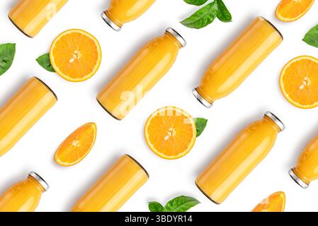 Muster aus Flaschen mit Orangensaft und Orangenscheiben mit Blättern auf weißem Hintergrund, Draufsicht Stockfoto