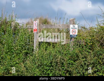 Kein Radfahren, Wanderweg nur Warnschilder entlang des North Norfolk Coastal Footpath in Sheringham, Norfolk, Großbritannien Stockfoto