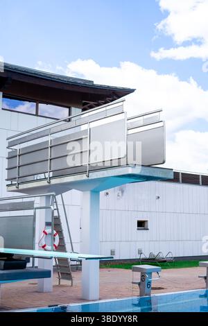 Seitlicher Blick auf das Sprungbrett in einem Außenpool gegen den Himmel Stockfoto