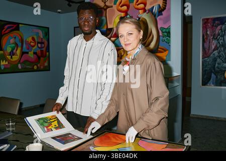 Bunte Kunstwerke in der Kunstgalerie der Modernen Kunst Stockfoto