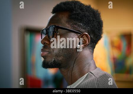 Musik Über Ohrhörer Und Sonnenbrille Hören Stockfoto