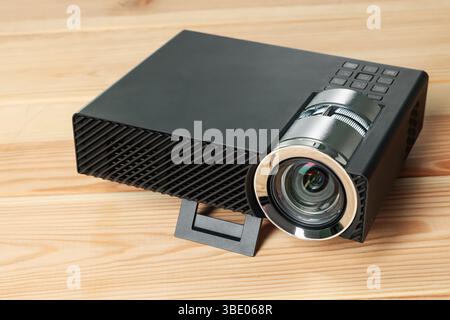 Moderner Videoprojektor auf Holztisch, Nahaufnahme Stockfoto