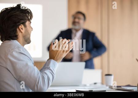 Geschäftsmann klatscht die Hände, nachdem der Sprecher die Präsentation oder Rede abgeschlossen hat Stockfoto