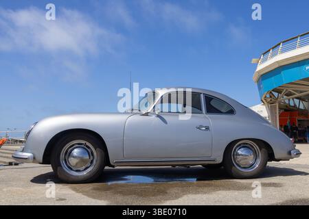 Scheveningen, den Haag, Niederlande 25. Mai 2025: Luftgekühlter Oldtimer Porsche 356 auf der Freiluftfahrzeugausstellung Stockfoto