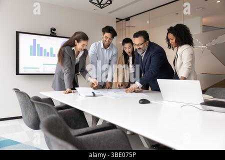 Multiethnisches Geschäftsteam, Marketingexperten, die an strategischen Treffen beteiligt sind Stockfoto