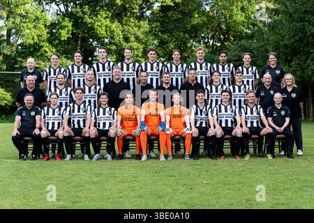 GEMERT, NIEDERLANDE - 26. MAI: Die Mannschaft von VV Gemert posiert für ein Mannschaftsfoto. Hintere Reihe von links nach rechts: Toon Bremen, Matt Bolhuis, Fabrizio Deben, Yentl Meyssen, Erwin van den Broek, Mick van de Burgt, Max Crommentuijn, Sven Jenniskens, Hazem Ben Rouba, Job Michels, Hannelore Verheijen. Mittlere Reihe von links nach rechts: Carlo van der Heijden, Ralf Kemper, Dylan van Diepen, Rob Vaessen, Sjoerd van der Coelen, Niek van den Berg, Rob Vonk, Gijs Vercoelen, Jay van Lieshout, Rien Snijders, Wenda van den Boogaard. Erste Reihe von links nach rechts: Carlo Crommentuijn, Daan Hellings, Ed Craenen, Max Verkui Stockfoto